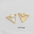 Dettaglio ciondolo triangolare placcato oro 16x16mm con inserto in conchiglia e zirconi - Stile Triangolo Madreperla Zircone (19# Prezzo Singolo)