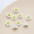 Détail de perles fleurs en argile polymère blanche avec smileys pour bijoux artisanaux - Lot de 10 / Blanc