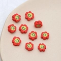 Gros plan de perles fleurs en argile colorées avec smileys jaunes pour bijoux DIY - Lot de 10 / Rouge