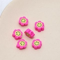 Gros plan de perles fleurs en argile rose avec smiley pour bijoux DIY - Lot de 10 / Rouge Rose