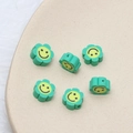 Gros plan de perles fleurs en argile polymère vert menthe avec smileys pour bijoux DIY - Lot de 10 / Vert