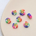 Détail macro de perles fleurs souriantes en pâte polymère pour bijoux DIY - Lot de 10 / Arc-en-ciel