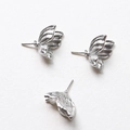 Vue macro de trois composants de boucles d'oreilles ailes de papillon en argent DIY - Aile de Papillon Platine (Droite)