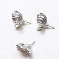 Vue détaillée de breloques ailes de papillon argentées pour bijoux DIY et artisanat baroque - Aile de Papillon Platine (Gauche)