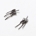 Vue macro de boucles d'oreilles ailes de papillon gunmetal à texture bionique - Ailes Noir Fusil