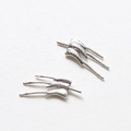 Détail macro de breloques de boucles d'oreilles ailes en argent avec pompons métalliques - Ailes en Platine