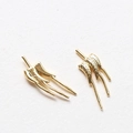 Détail macro d'une paire d'accessoires de bijoux DIY en ailes de papillon dorées - Aile Or 18K