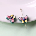 Dettaglio di perle a farfalla in ceramica dipinte a mano con ali colorate e foro - Stile 2
