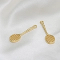 Vue détaillée de deux pendentifs raquette de tennis dorés avec maille fine pour bijoux DIY - Pendentif Raquette de Tennis