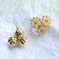 Pendientes de flores bañados en oro con pétalos traslúcidos y aguja de plata s925 - Gancho de Oreja Triple Flor de Cristal