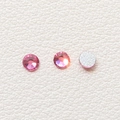 Makro-Detail von facettierten rosa Strasssteinen mit silberner Rückseite für DIY - Rosa