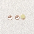 Makro-Detail von Roségold Flatback-Strasssteinen mit facettiertem rundem Schliffdesign - 13# Blassrosa