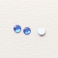 Nahaufnahme von drei dunkelblauen Strasssteinen mit Facettenschliff für DIY-Schmuck - 16# Saphirblau