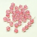 Gros plan de perles en verre rose en forme d'étoile de 8 mm avec paillettes de sable doré - Rouge Poussière d'Or