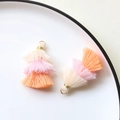 Nahaufnahme dreistufiger Quastenanhänger in Creme, Rosa und Orange mit goldener Metallöse - Aprikose Rosa Orange (2#)
