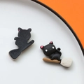 Vista dettagliata del charm in resina gatto nero su scopa per accessori fai-da-te - Gatto Nero su Scopa (Stile 5)