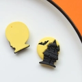 Dettaglio macro di decorazioni in resina per Halloween con castello di pipistrelli e luna - Casa Fantasma (Stile 7)