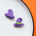 Dettaglio di ciondoli a forma di cappello da strega viola con fibbia verde su sfondo arancione - Cappello da Strega Viola (Stile 6)