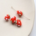 Vue macro de perles en verre fraise faites main avec points blancs pour bijoux DIY - 1 Pièce / Rouge (12#)