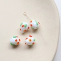Vue macro de perles en verre à pois avec tiges dorées pour la création de bijoux - 1 Pièce / Points Blancs Rouges (11#)