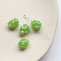 Gros plan de perles en verre fraise verte avec points blancs pour bijoux faits main - 1 Pièce / Vert (8#)