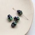 Détail macro de perles en verre noires faites main avec motifs de feuilles vertes et points bleus - 1 Pièce / Noir (9#)