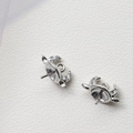 Détail d'apprêts bijoux corne argentée avec zircons blancs et tige de montage pour perle - Corne de Taureau en Strass / Or blanc