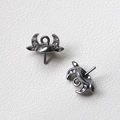 Vue macro de calottes de perles en forme de tête de taureau avec incrustation de zircon - Corne de Taureau en Strass / Métal canon