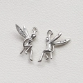 Vue détaillée des pendentifs fée en argent avec zircons étincelants sur les ailes - Petit Ange Platine