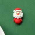Vista macro di un mini charm di Babbo Natale in resina per fai da te e accessori per capelli - Babbo Natale