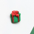 Dettaglio di ciondoli natalizi in resina a forma di regalo con fiocco rosso per fai-da-te - Confezione regalo