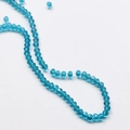 Vue macro de perles en cristal bleu lac facettées de 3,5 mm pour bijoux DIY - Bleu Paon