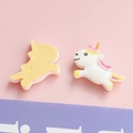 Nahaufnahme süßer Einhorn-Harz-Anhänger für DIY-Haarschmuck und Bastelarbeiten - Rosa-Gelbes Einhorn (7#)