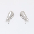Detalle de pendientes de cuerno de dragón plateados con diseño de gota suave sobre fondo blanco - Oro blanco