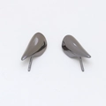 Detalle de pendientes de cuerno de dragón en color gris metal con diseño de gota espejo - Gris metalizado