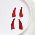 Set di quattro ciondoli con nappe rosse su un piatto bianco per accessori per gioielli - Pezzo Singolo / Stile con Nappine Rosse