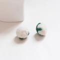 Makroaufnahme von handgefertigten Wollfilz-Baumwollkapseln für DIY-Schmuckzubehör - Blumenkohl / 1 Stück