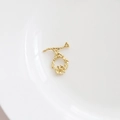 Dettaglio della chiusura a ginocchiera OT placcata oro 14K con motivi floreali per gioielli - Stile Ramo di Fiori / 18K