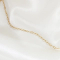 Macro di una catena a maglie ovali testurizzate placcata oro 14k su seta bianca - Stile Dorato Strutturato (1#)