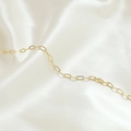 Dettaglio catena a maglie ovali placcata oro 14k su elegante tessuto di seta bianca - Stile Dorato Strutturato Grande (2#)