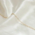 Dettaglio ravvicinato di una delicata catena placcata oro 14k con piccole maglie a cuore - Stile Cuore Piccolo Dorato (7#)