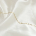 Dettaglio della catena minimalista in oro 14k con maglie a rilievo su seta bianca pregiata - Stile Dorato Minimalista (3#)
