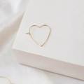 Gros plan sur une boucle d'oreille cœur en or 14 carats pour création de bijoux - Forme de Coeur (14K)