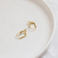 Gros plan sur des crochets d'oreilles dormeuses en plaqué or 14k pour création de bijoux DIY - 3# Dormeuse Or 14k