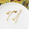Detailansicht vergoldeter Bandklemmen mit Karabinerverschlüssen für DIY-Schmuckherstellung - Goldener Stil (1#)