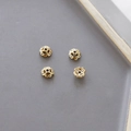 Detailweergave van vier 14k vergulde holle bloemkraalkapjes voor doe-het-zelf sieraden - Stijl 4 (14K Goud)