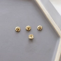 Macro-opname van vergulde bloemvormige kralenkapjes voor het maken van sieraden - Stijl 4 (18K Goud)
