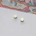 Detalle macro de cuentas redondas chapadas en oro de 14k con agujeros laterales para joyería - Redondo-Grande (4#) / Color Oro de 14K