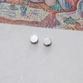 Gros plan de perles plates rondes argentées avec trous latéraux pour bijoux DIY et bracelets - Rond-Grand (16#) / Or blanc