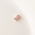 Primer plano detallado de un colgante de circón rosa rectangular con engaste chapado en oro - 6# Rosa Claro